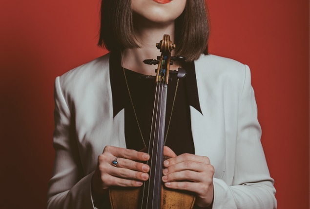 アートランプ violinist Violinist plays historic and valuable Strad